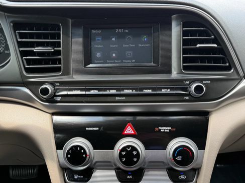Used 2019 Hyundai Elantra SE FWD image 25