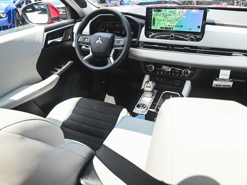 New 2025 Mitsubishi Outlander SE image 30