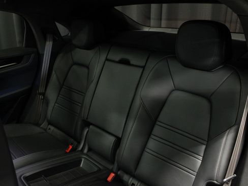 Certified 2025 Porsche Cayenne Turbo w/ Premium Package Plus AWD/4WD image 22