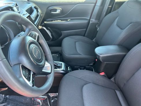 Used 2023 Jeep Renegade Latitude AWD/4WD image 18