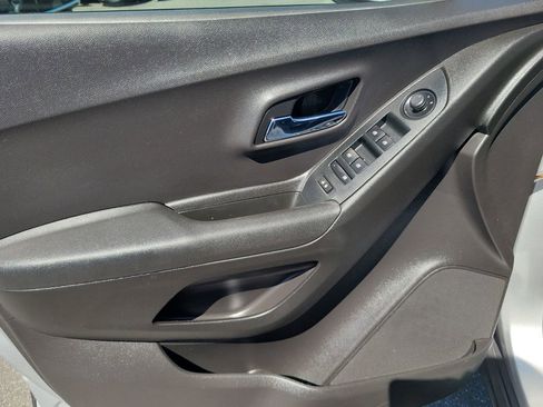 Used 2018 Chevrolet Trax LS FWD image 17