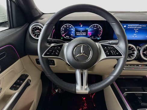 Used 2025 Mercedes-Benz GLB 250 image 11