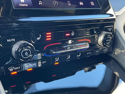 New 2025 Jeep Grand Cherokee Altitude image 15