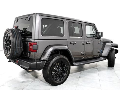 Used 2025 Jeep Wrangler Unlimited Sahara AWD/4WD image 7