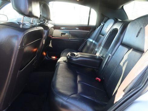 Used 2010 Lincoln Town Car Signature Limited image 7