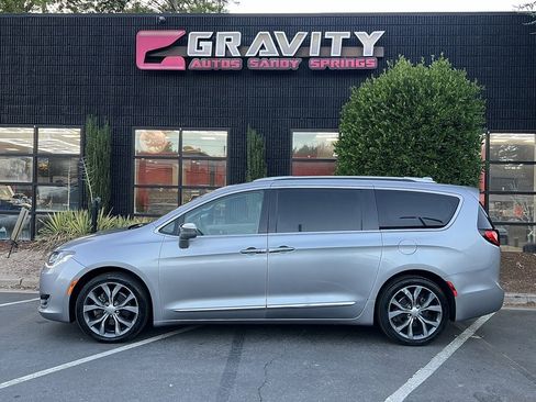 Used 2017 Chrysler Pacifica Limited w/ Tire & Wheel Group image 9