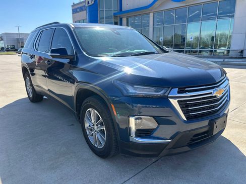 Used 2023 Chevrolet Traverse LT w/ Rear Camera Mirror Package image 1