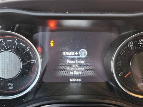 Used 2019 Dodge Challenger SXT RWD image 8