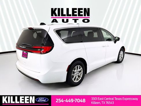 Used 2025 Chrysler Pacifica Select FWD image 8