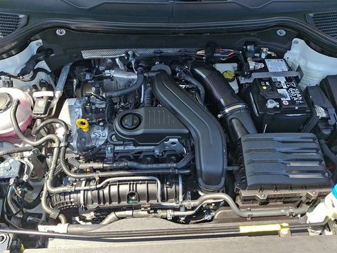 Certified 2025 Volkswagen Taos SE image 29