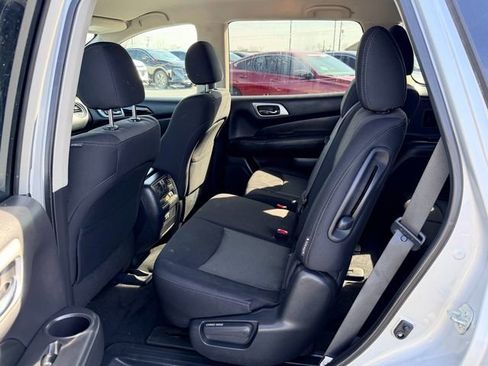 Used 2019 Nissan Pathfinder S image 12