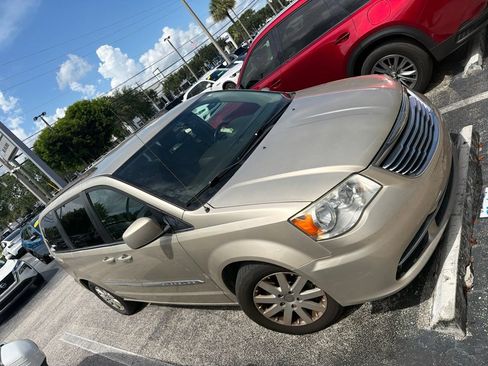 Used 2016 Chrysler Town & Country Touring FWD image 2