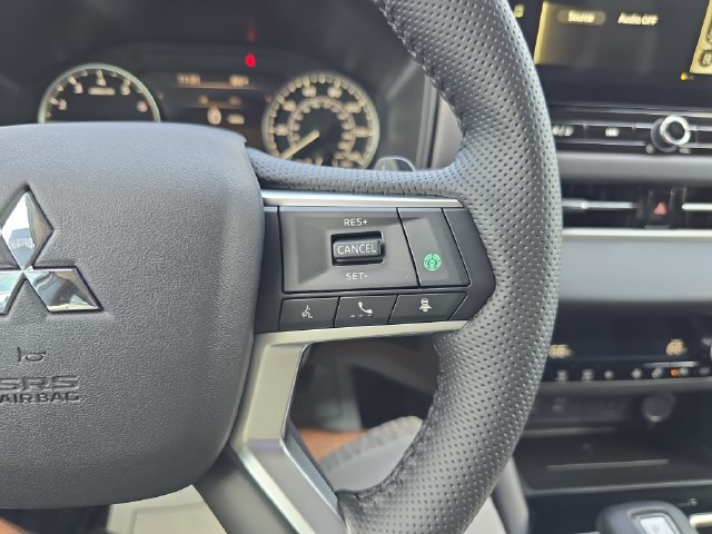 Used 2025 Mitsubishi Outlander AWD image 18