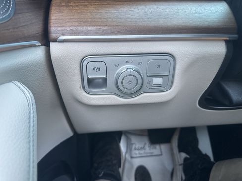 Used 2024 Mercedes-Benz GLS 450 4MATIC image 25