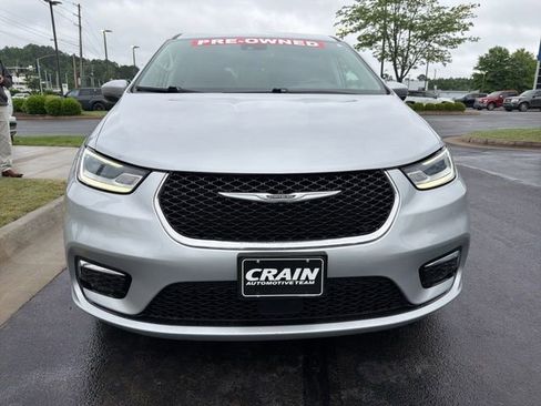 Used 2023 Chrysler Pacifica Touring-L FWD image 2