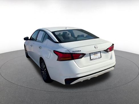 Used 2025 Nissan Altima 2.5 SV image 15