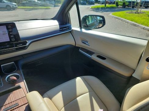 Used 2024 Toyota Sienna XLE FWD image 17