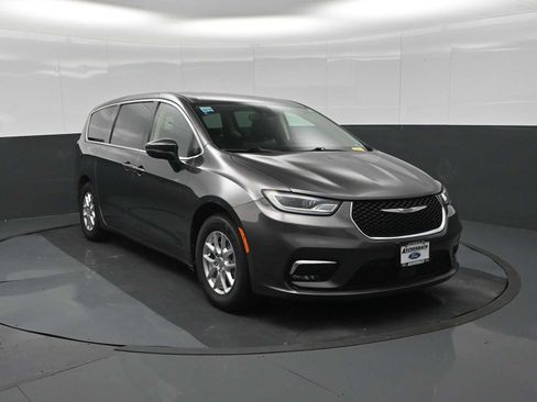 Used 2023 Chrysler Pacifica Touring-L FWD image 2