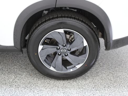 Used 2025 Nissan Rogue SV FWD image 10