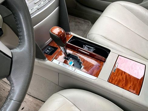 Used 2010 Toyota Camry XLE image 12