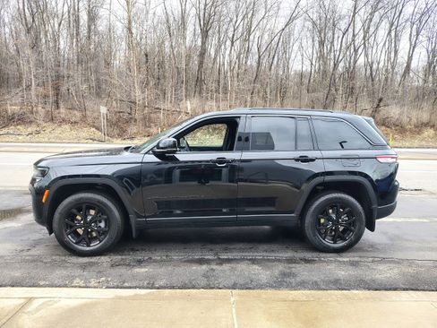 New 2026 Jeep Grand Cherokee Altitude image 6