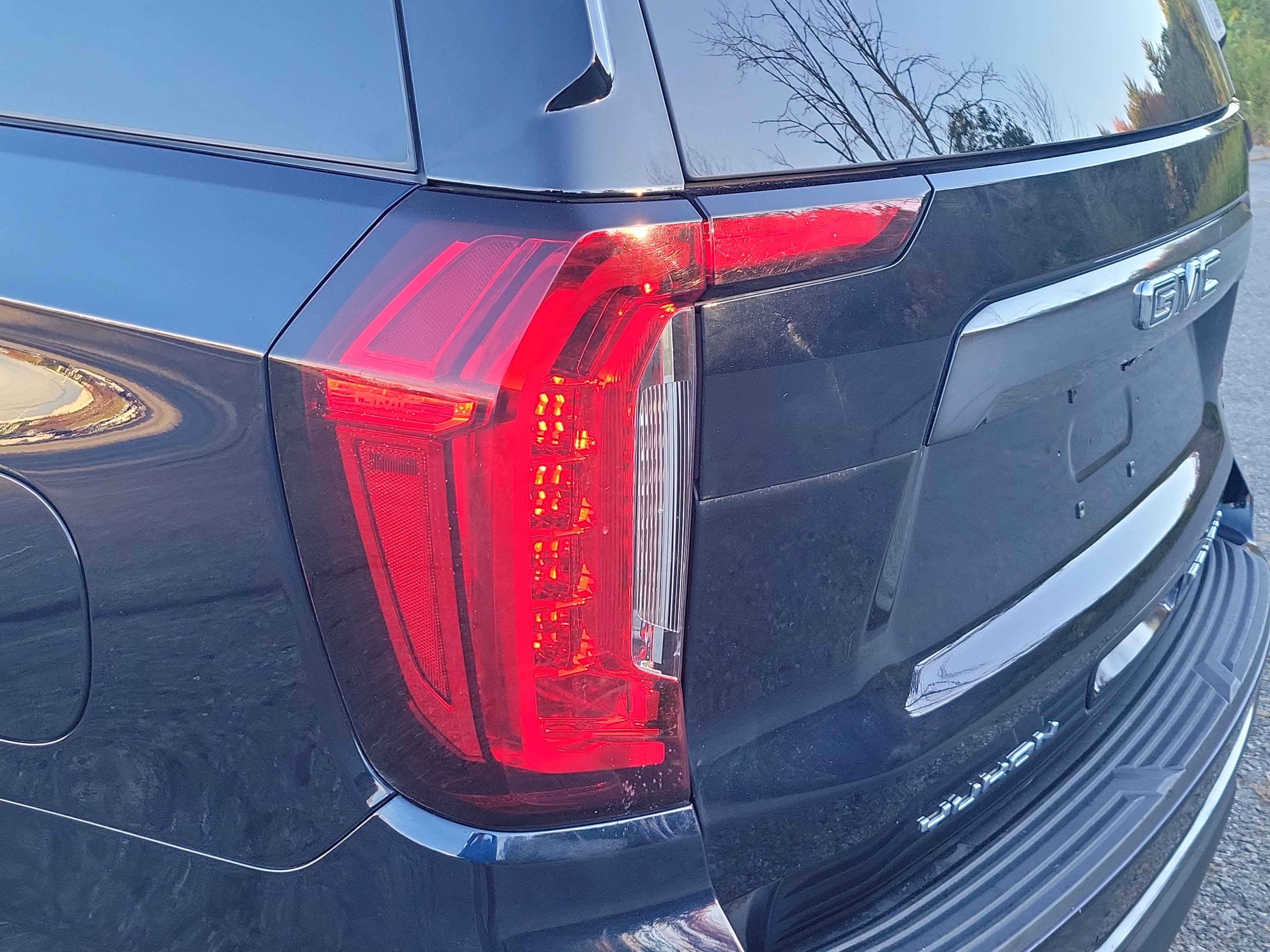 Used 2023 GMC Yukon XL Denali Ultimate AWD/4WD image 11