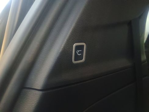 Used 2025 Chrysler Pacifica Select image 11