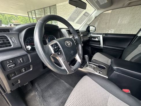 Used 2018 Toyota 4Runner SR5 AWD/4WD image 10