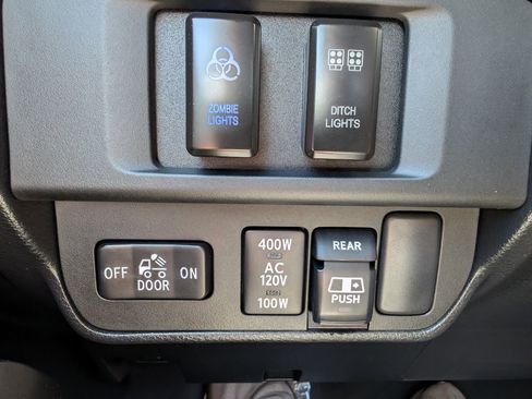 Used 2017 Toyota Tacoma TRD Off-Road w/ Tow Package (A/T) AWD/4WD image 19