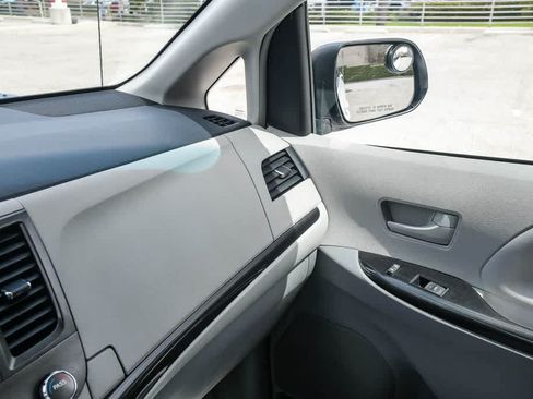 Used 2012 Toyota Sienna LE FWD image 22