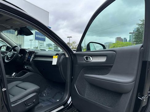 Used 2025 Volvo XC40 B5 Plus w/ Protection Package Premier AWD/4WD image 11