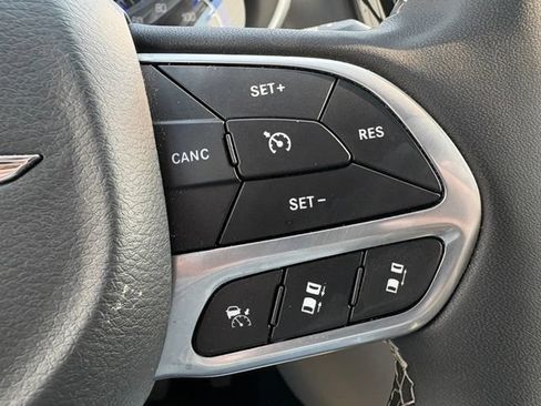 Used 2024 Chrysler Pacifica Touring-L FWD image 26