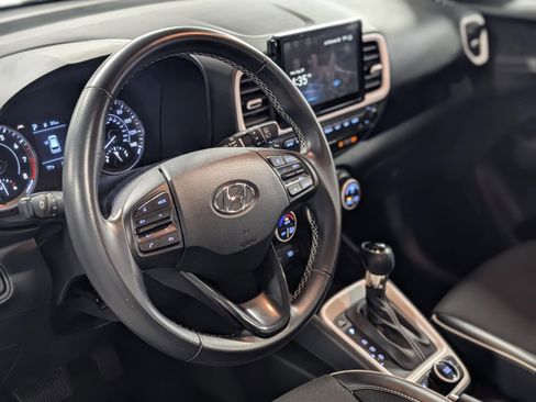 Used 2022 Hyundai Venue Limited image 12