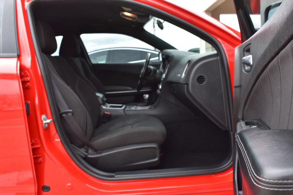 Used 2020 Dodge Charger SXT w/ Driver Convenience Group RWD image 17