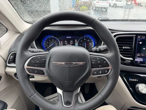 Used 2024 Chrysler Pacifica Touring-L FWD image 6