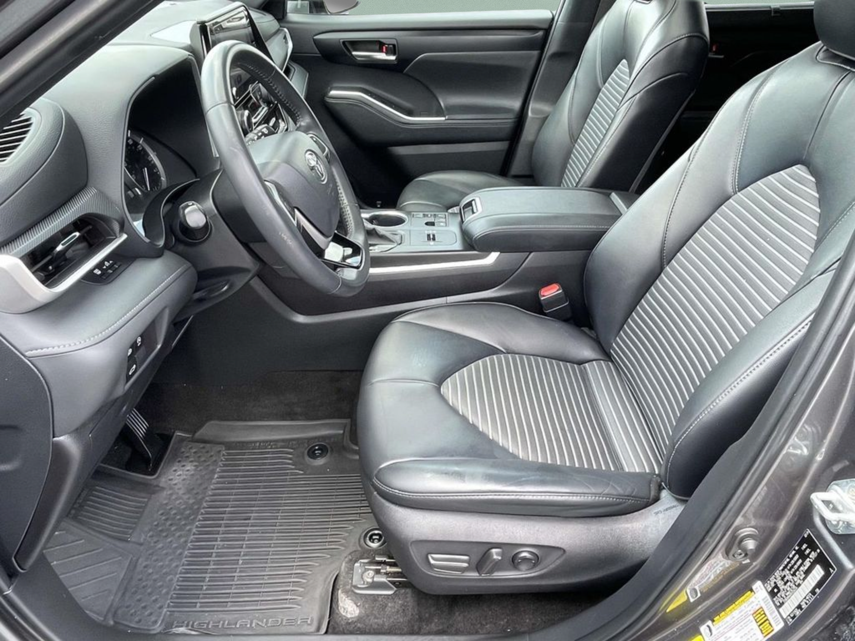 Used 2024 Toyota Highlander XSE FWD image 13