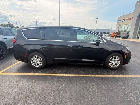 Used 2023 Chrysler Pacifica Touring-L FWD image 2