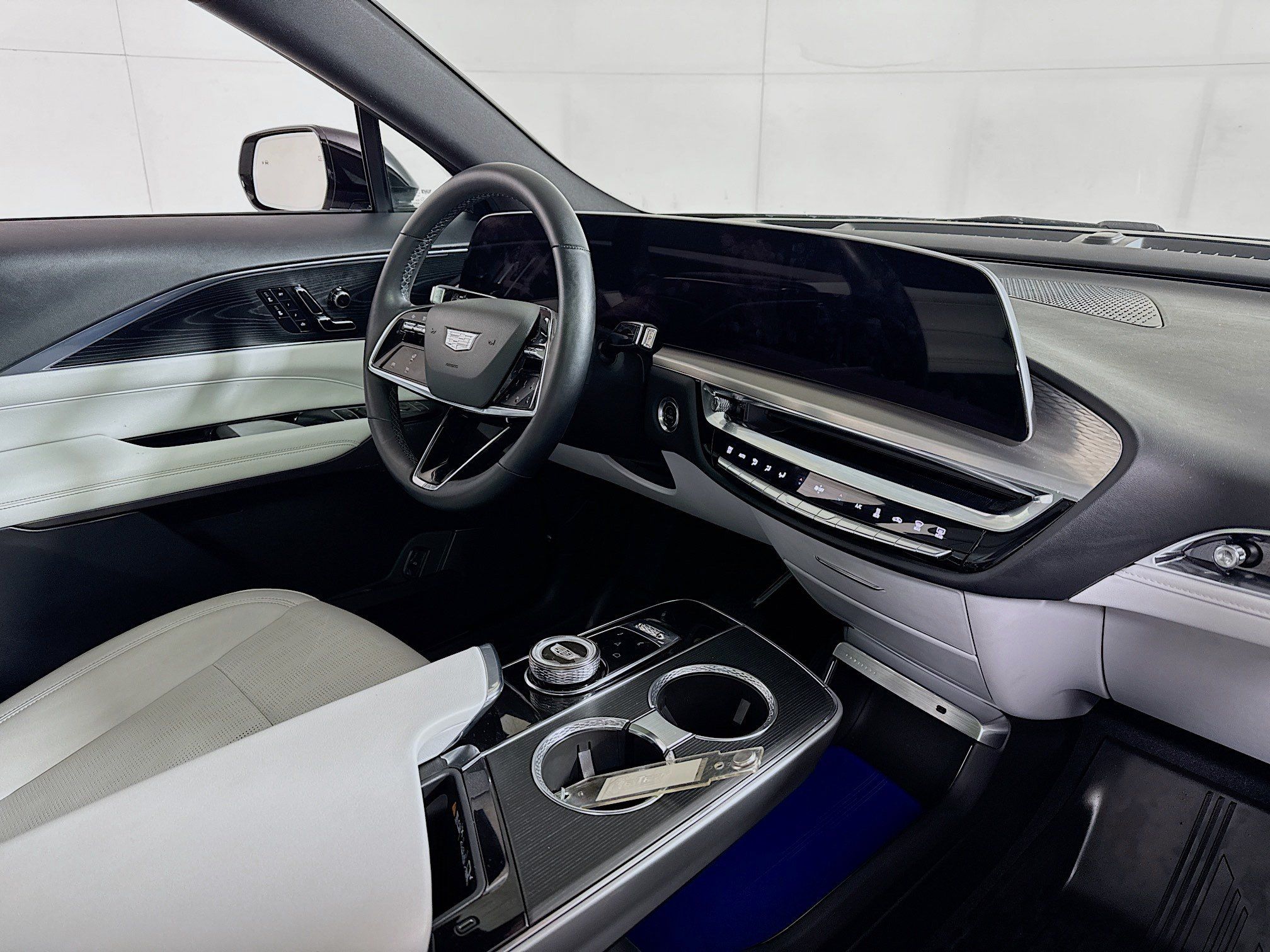 Used 2024 Cadillac Lyriq Luxury w/ LPO, Floor Liner Package AWD/4WD image 29