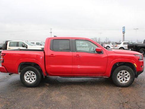 Used 2024 Nissan Frontier SV image 11