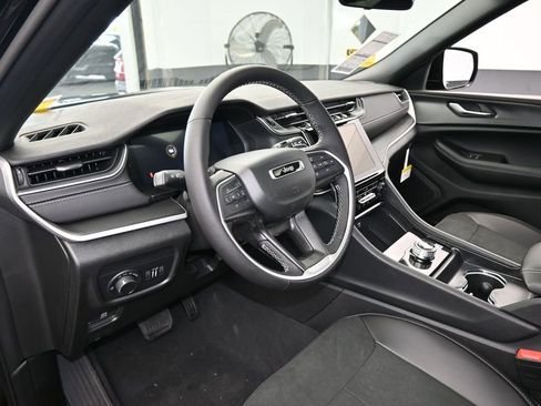 New 2025 Jeep Grand Cherokee L Altitude image 10