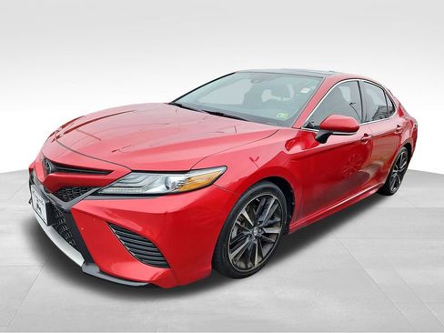 Used 2019 Toyota Camry XSE image 3