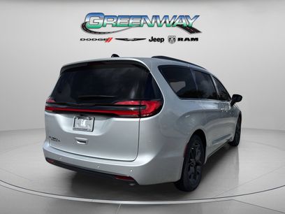 New 2026 Chrysler Pacifica Select w/ S Appearance Package