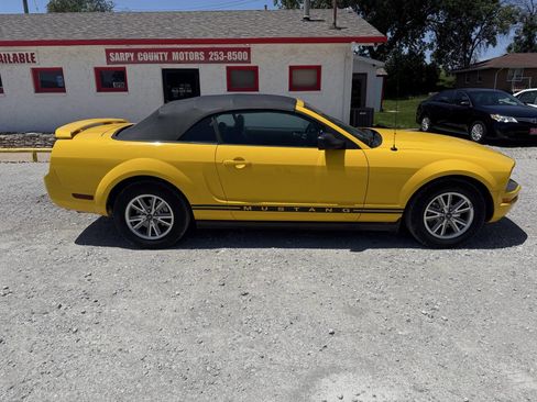 Used 2005 Ford Mustang Premium RWD image 2