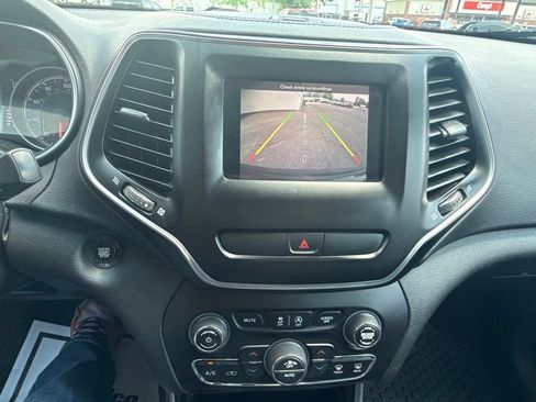 Used 2019 Jeep Cherokee Latitude Plus w/ Comfort/Convenience Group AWD/4WD image 25