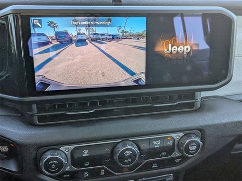 Used 2024 Jeep Gladiator Sport image 18