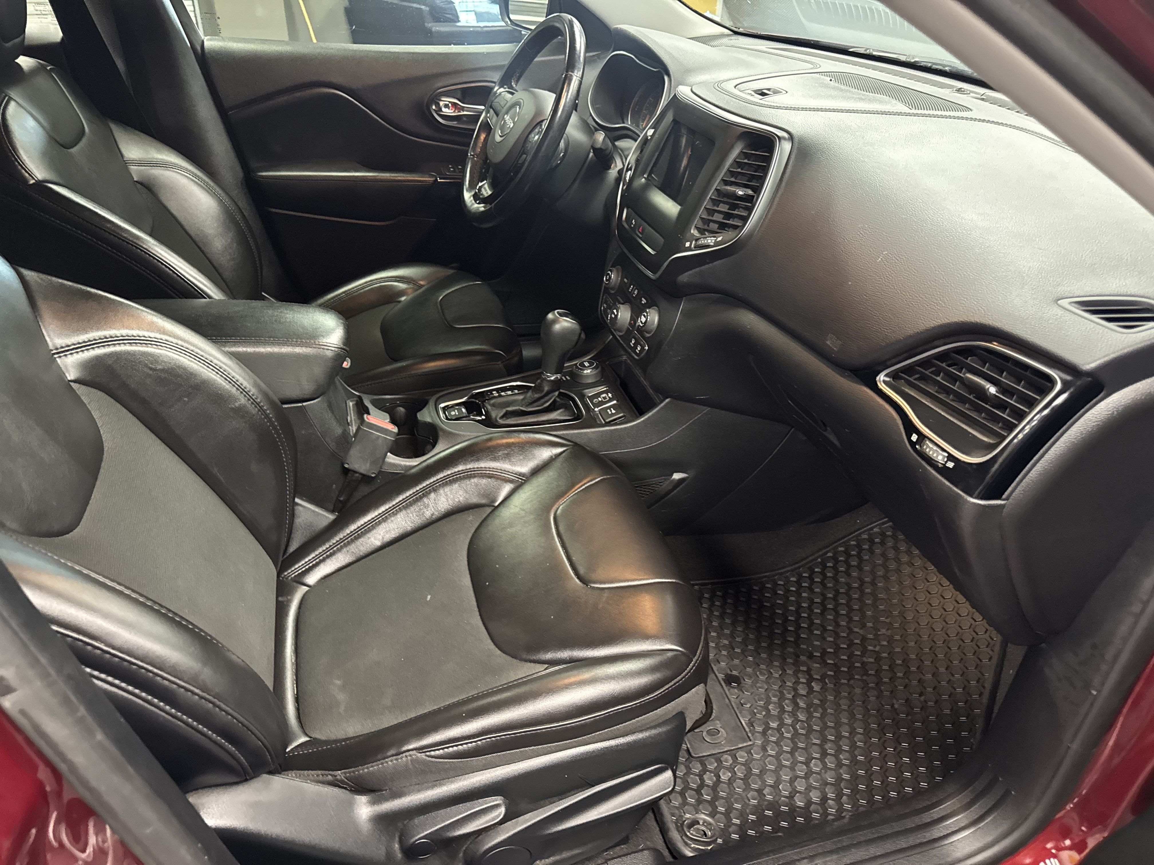 Used 2020 Jeep Cherokee Latitude Plus AWD/4WD image 16