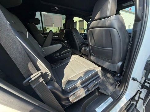 Used 2023 Cadillac Escalade Premium Luxury AWD/4WD image 28