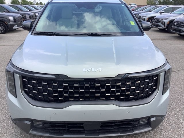 Used 2025 Kia Carnival SX Prestige FWD image 2