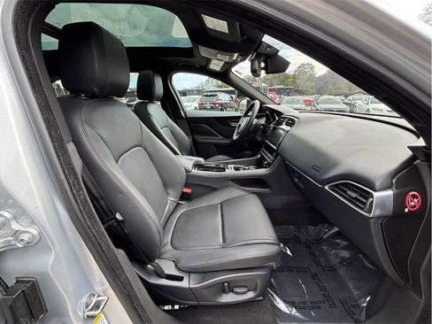 Used 2018 Jaguar F-PACE Premium image 45