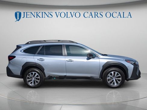 Used 2025 Subaru Outback Premium AWD/4WD image 2